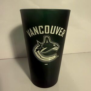 Vancouver Canucks 16 oz. Team Color Frosted Pint Glass Green